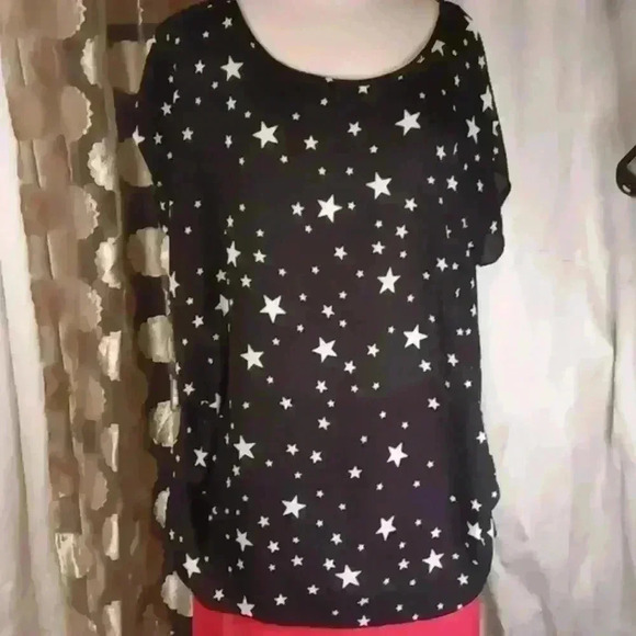 5/$25 stars sheer top ⭐ 4th of July ready 2 x but tie and it's a crop top - Picture 5 of 11